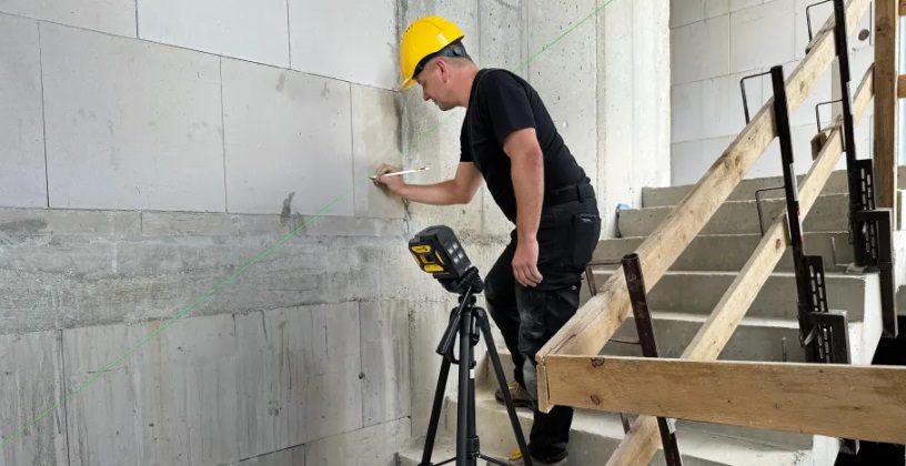 Stabila LAX 320 G Green Beam Cross Line Plus Plumb Point Laser in use