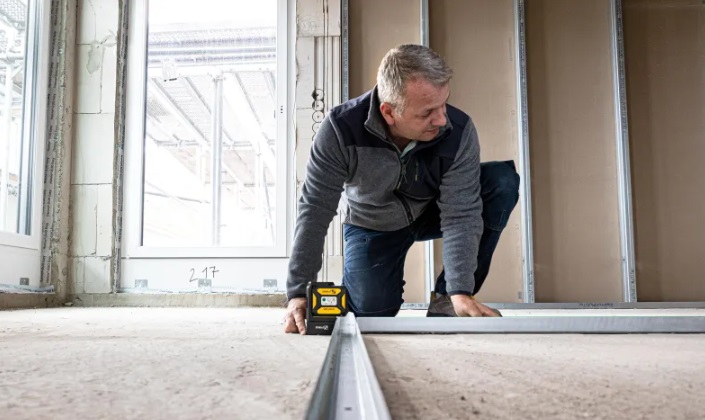 Stabila LAX 320 G Green Beam Cross Line Plus Plumb Point Laser contractor in use
