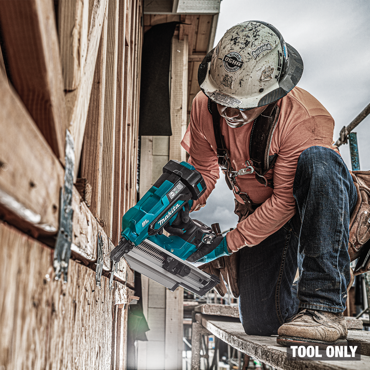 Makita GNB02Z 40V Max XGT Brushless 21-Degree Full Round Head Framing Nailer in use jobsite