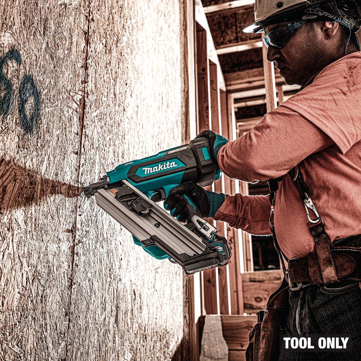 Makita GNB01Z 40V Max XGT Brushless 30-Degree Clipped Head Framing Nailer in use 2