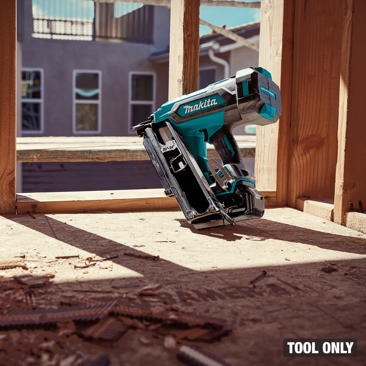 Makita XNB07Z 18V LXT Brushless 30-Degree Clipped Head Framing Nailer in use 3