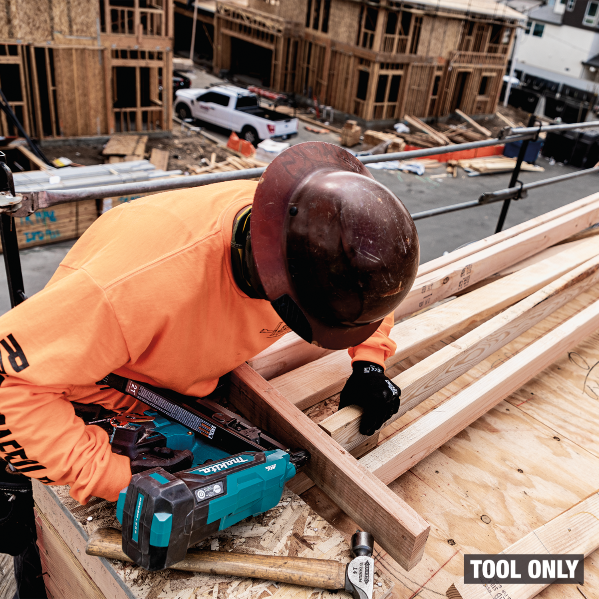 Makita XNB03Z 18V LXT Brushless 21-Degree Full Round Head Framing Nailer in use 4