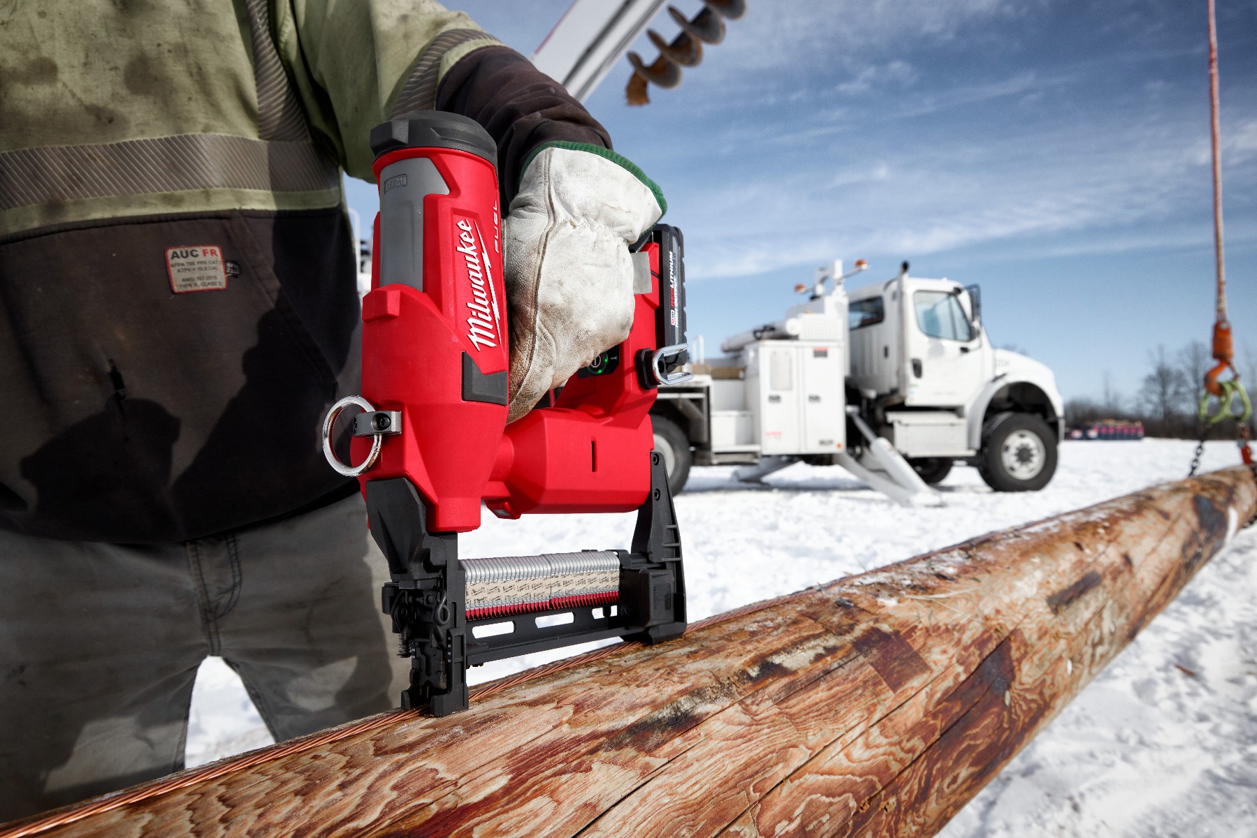 Milwaukee 2843-20 M18 Fuel Utility Fencing Stapler use
