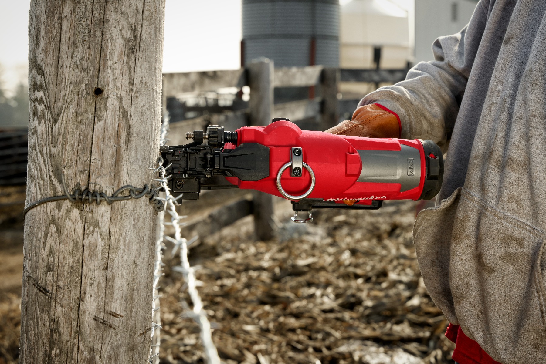 Milwaukee 2843-20 M18 Fuel Utility Fencing Stapler post