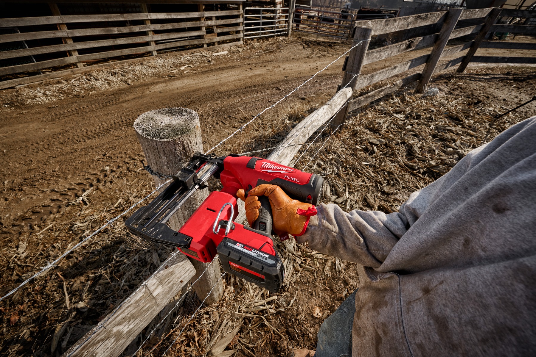 Milwaukee 2843-20 M18 Fuel Utility Fencing Stapler fence post