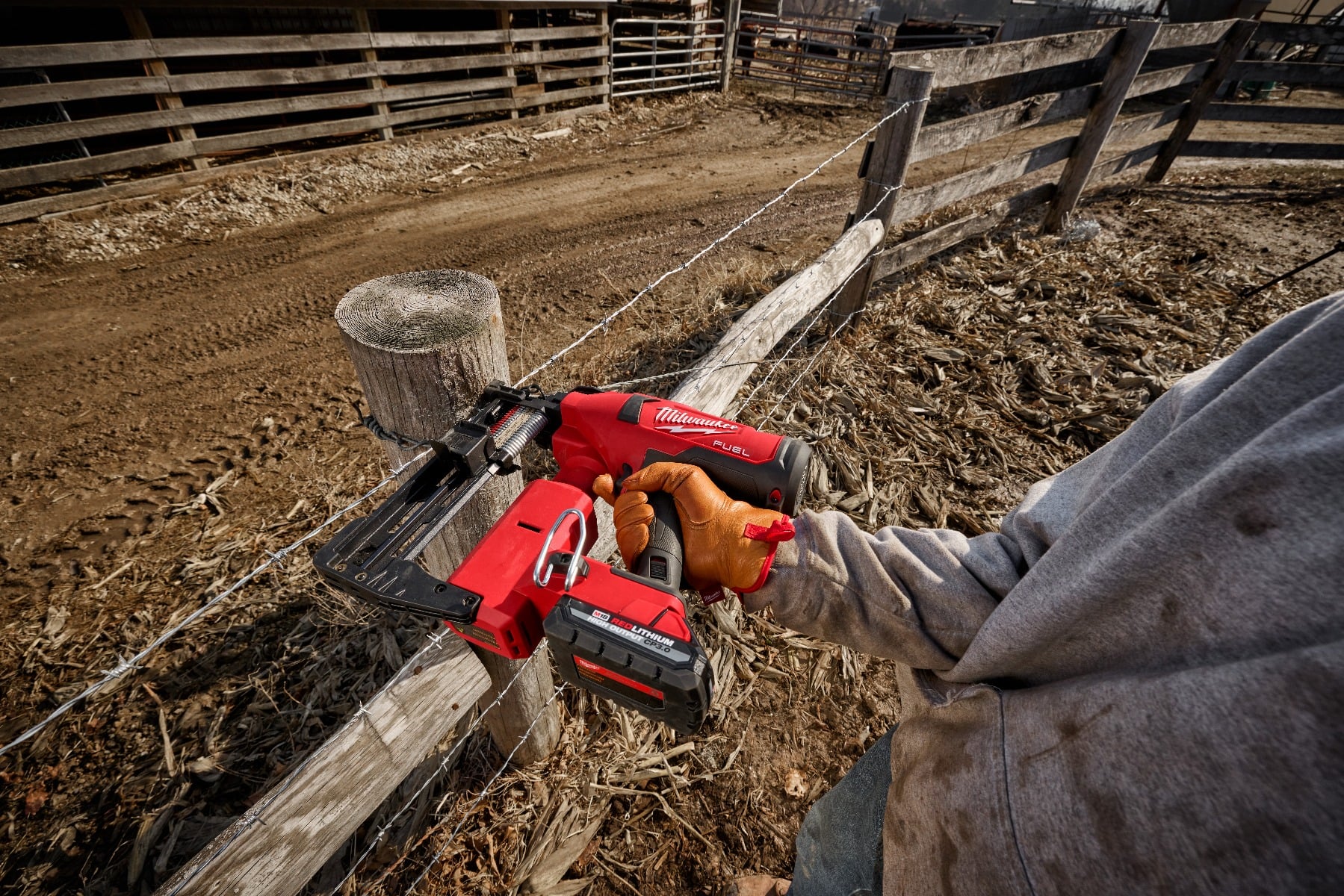 Milwaukee 2843-22 M18 Fuel Utility Fencing Stapler Kit fence project