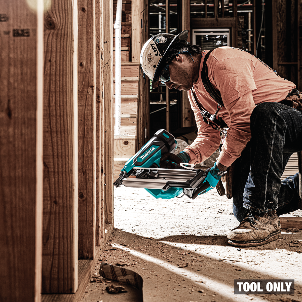 Makita GNB01Z 40V Max XGT Brushless 30-Degree Clipped Head Framing Nailer jobsite 1