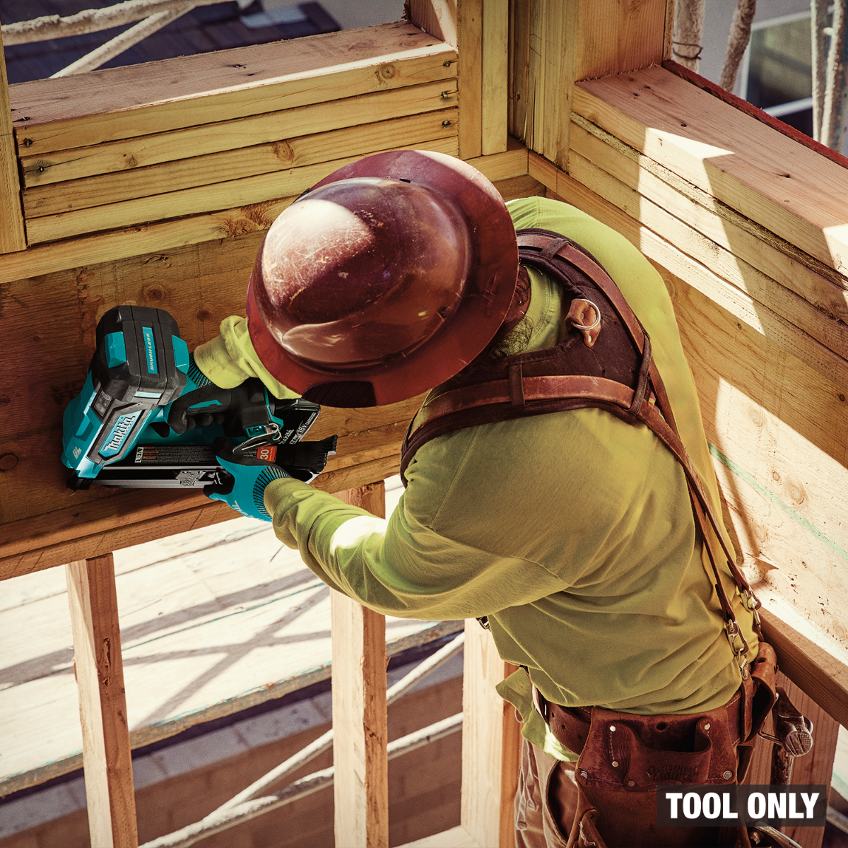 Makita XNB07Z 18V LXT Brushless 30-Degree Clipped Head Framing Nailer in use 4