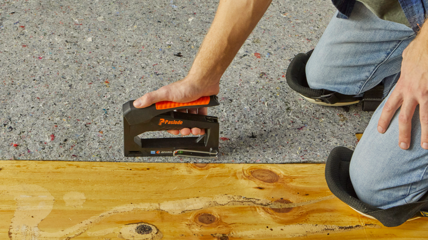 Paslode HD-PRO 516200 Heavy-Duty Pro Manual Stapler in use 1