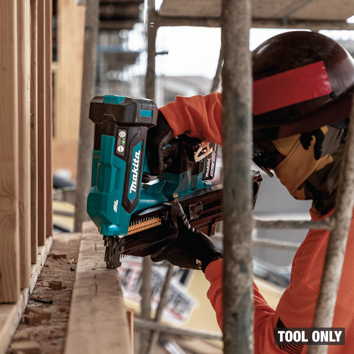 Makita XNB03Z 18V LXT Brushless 21-Degree Full Round Head Framing Nailer in use 5
