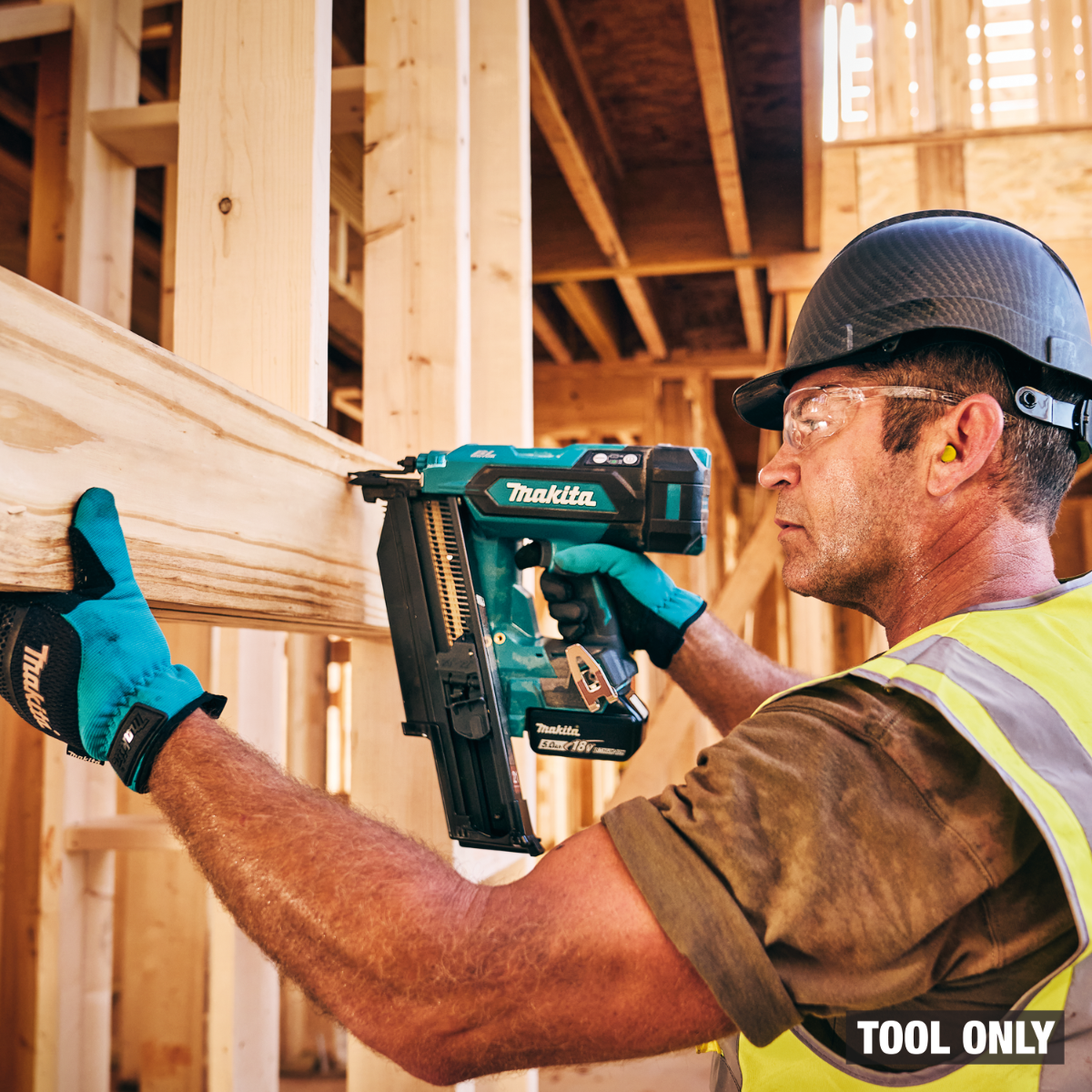Makita XNB03Z 18V LXT Brushless 21-Degree Full Round Head Framing Nailer in use 1