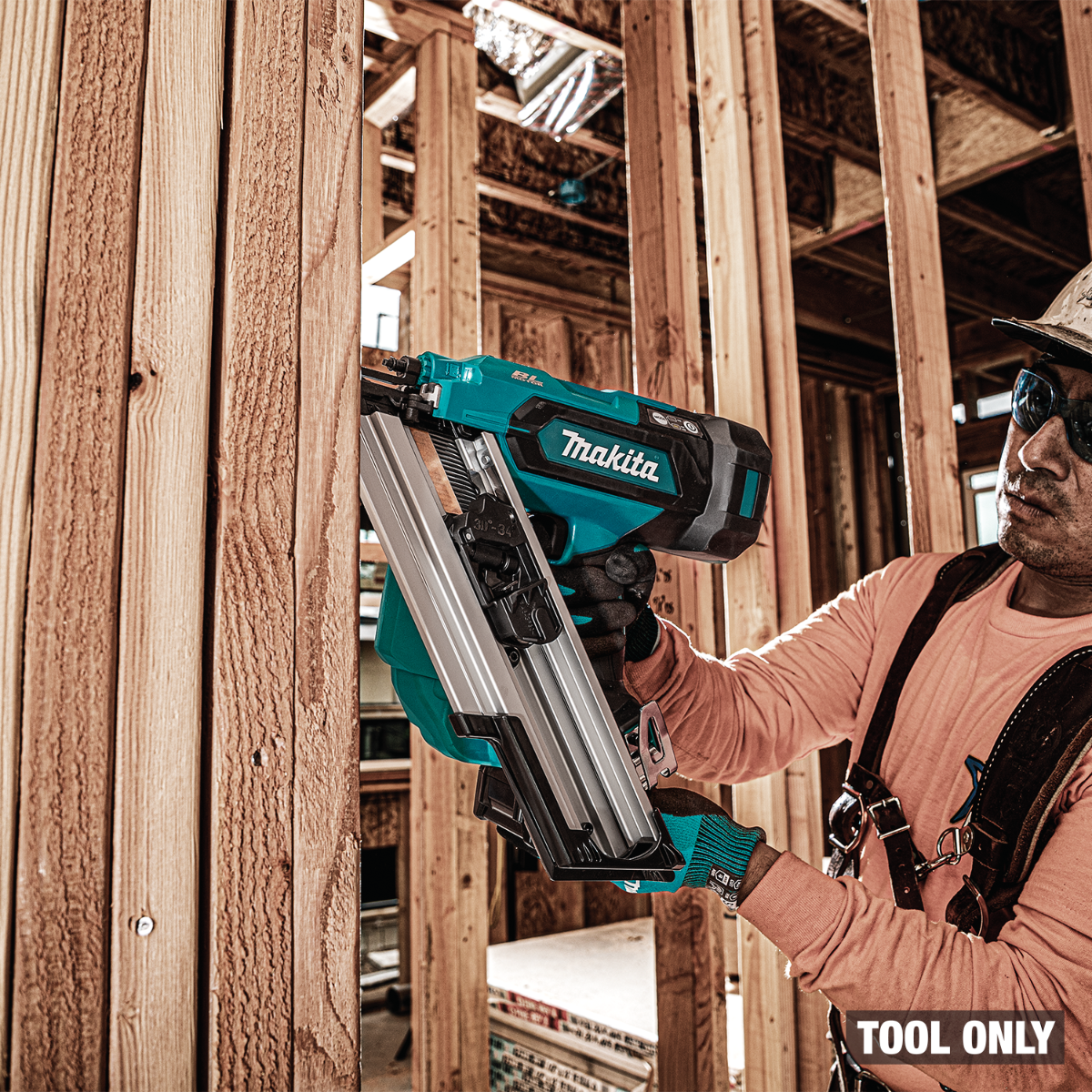 Makita GNB01Z 40V Max XGT Brushless 30-Degree Clipped Head Framing Nailer jobsite zoom