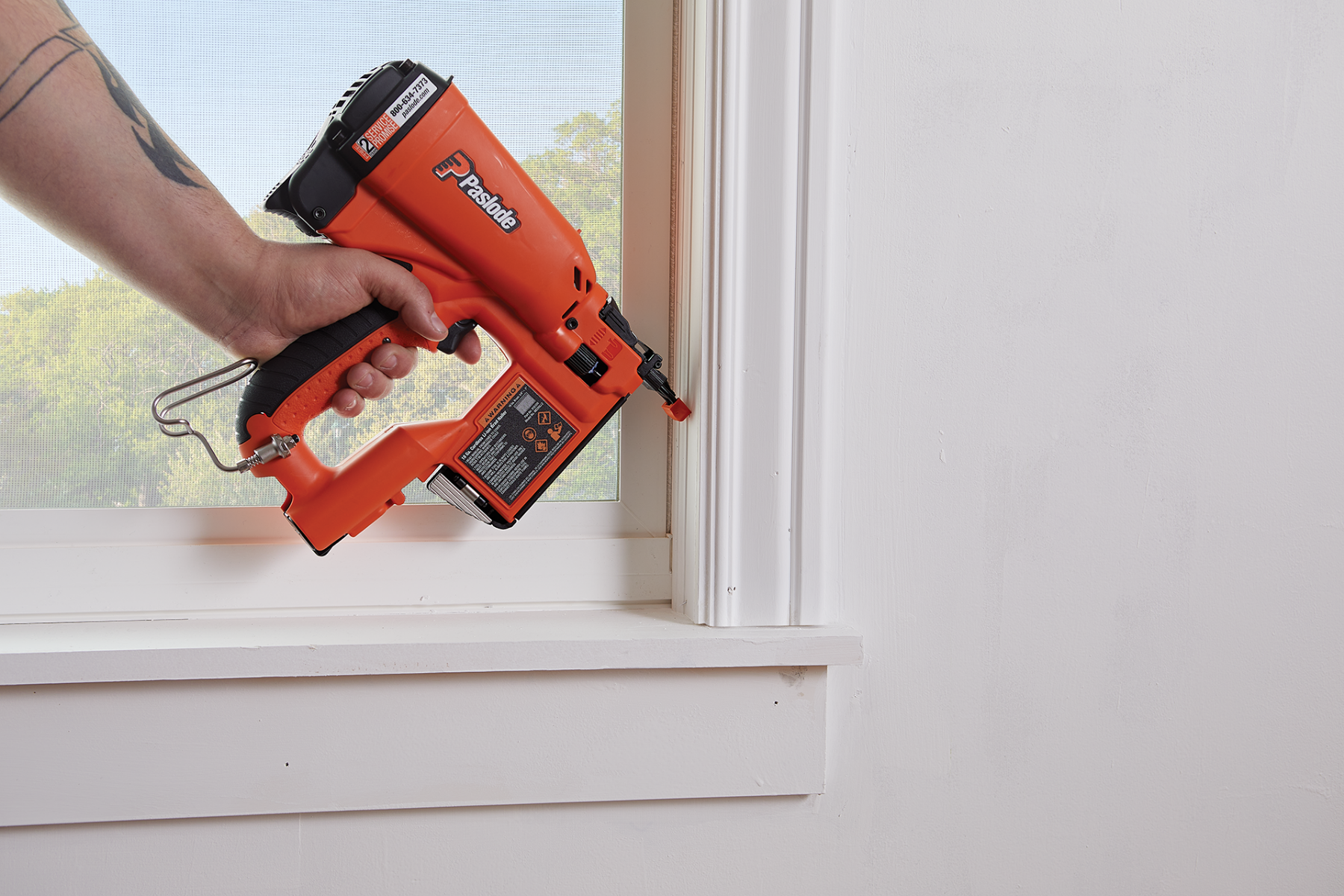 Paslode IM200Li.2 Cordless 18 Ga Brad Finish Nailer lifestyle 918100 casing