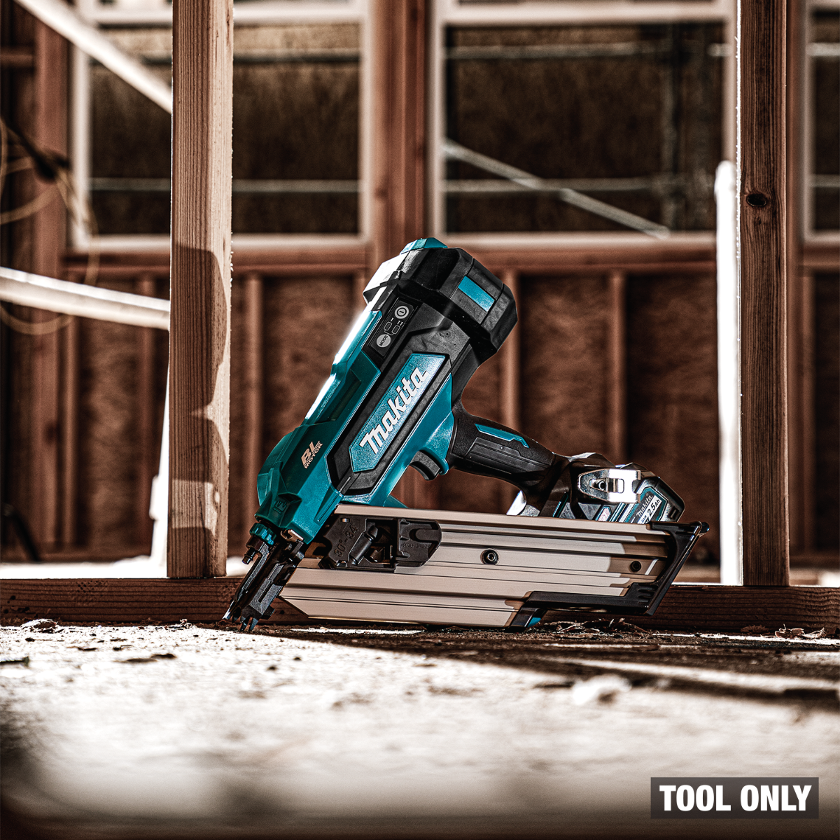 Makita GNB01Z 40V Max XGT Brushless 30-Degree Clipped Head Framing Nailer environmental zoom