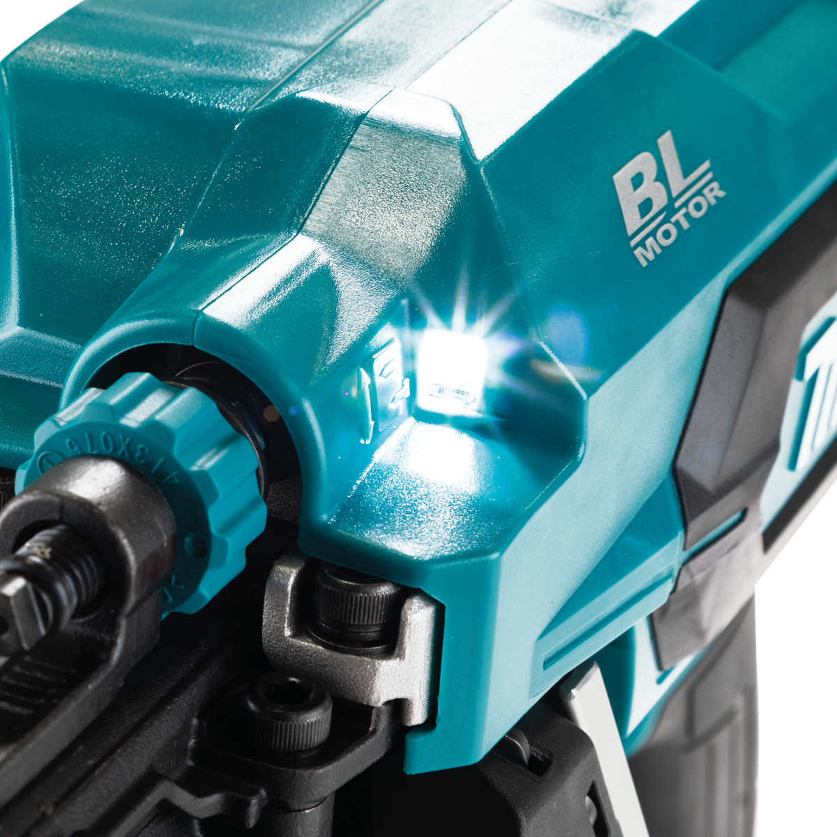 Makita GNB01Z 40V Max XGT Brushless 30-Degree Clipped Head Framing Nailer work light