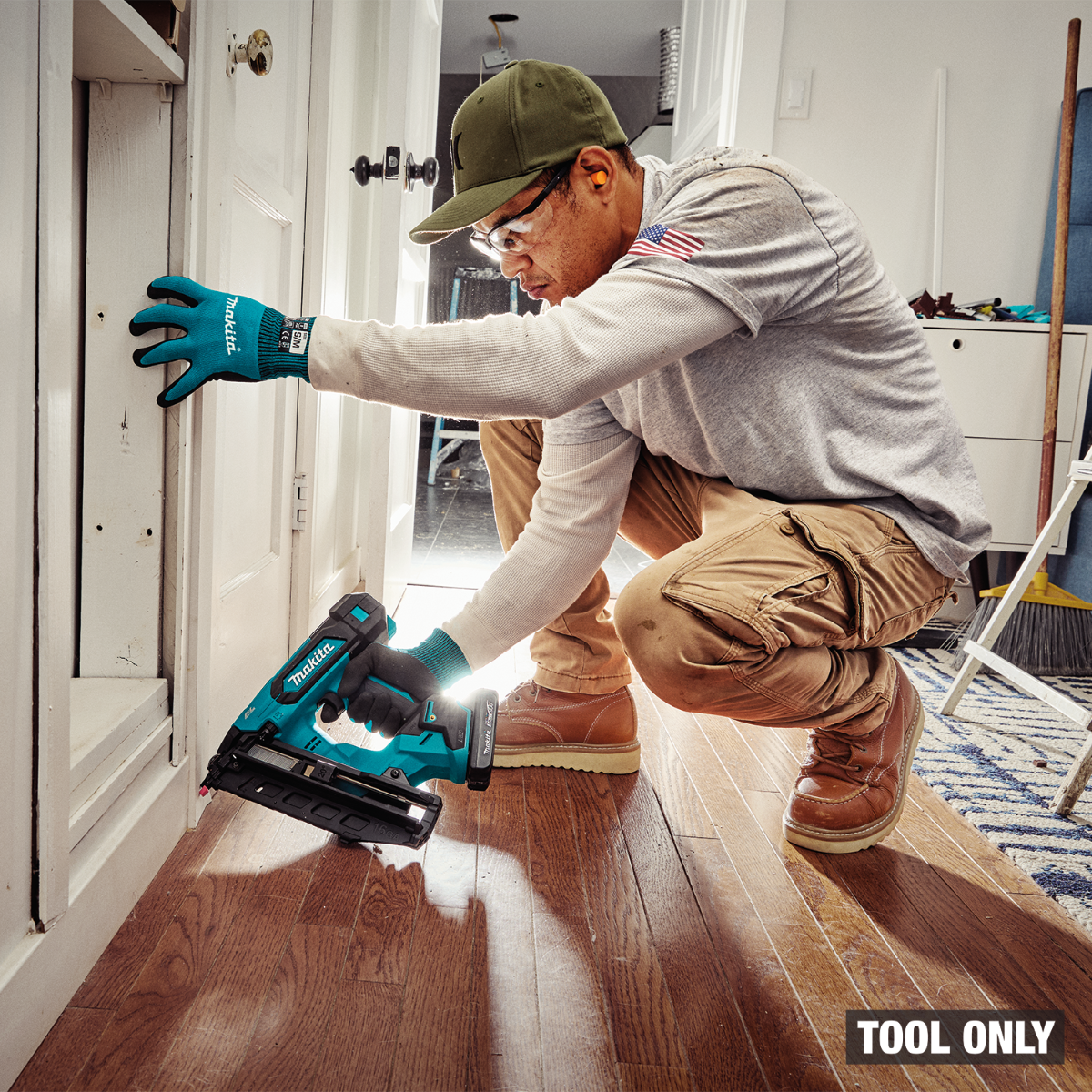 Makita XNB06Z 18V LXT Brush1less 16 Gauge Angled Finish Nailer in use 2
