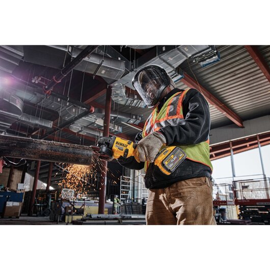 DeWalt DCB609 20V/60V MAX* FLEXVOLT 9.0Ah BATTERY in use