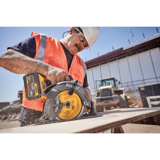 DeWalt DCB609 20V/60V MAX* FLEXVOLT 9.0Ah BATTERY in use on jobsite