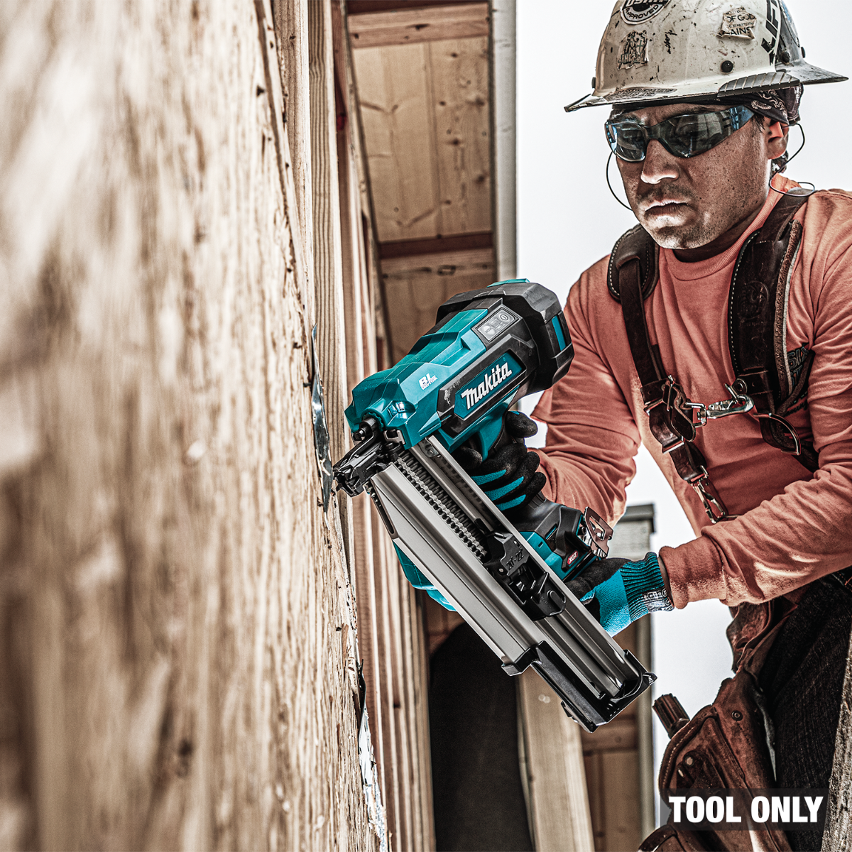 Makita GNB02Z 40V Max XGT Brushless 21-Degree Full Round Head Framing tool in use