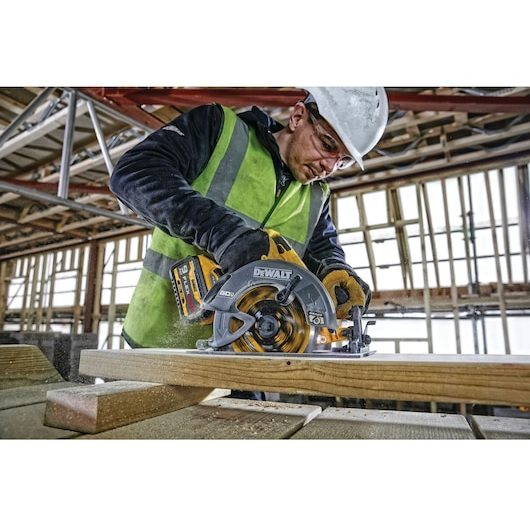 Dewalt DCS578X2 FLEXVOLT 60V MAX 7-1/4" Circular Saw w/ Electronic Brake Kit contractor jobsite in use