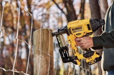 Dewalt DCFS950P2 9-Gauge Fence Stapler Kit