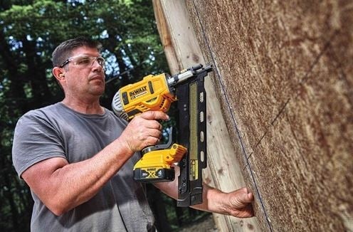 Dewalt DCN21PLM1 20V Max 21-Degree Cordless Framing Nailer Kit Using