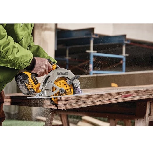 Dewalt DWA171424 7-1/4" 24-Tooth Framing Circular Saw Blade in use 1