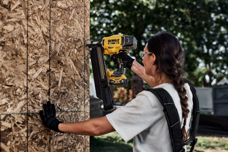 Dewalt DZN920 Cordless Framing Nailer Extended Magazine, 2" to 3-1/2" in use professional contractor