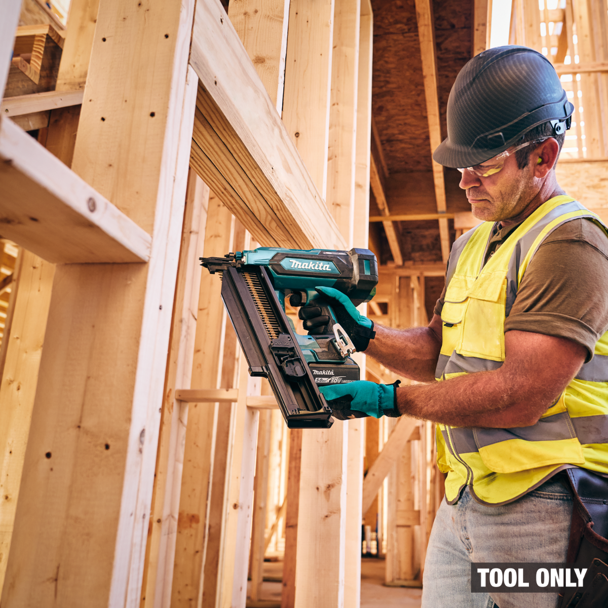 Makita XNB03Z 18V LXT Brushless 21-Degree Full Round Head Framing Nailer in use 2