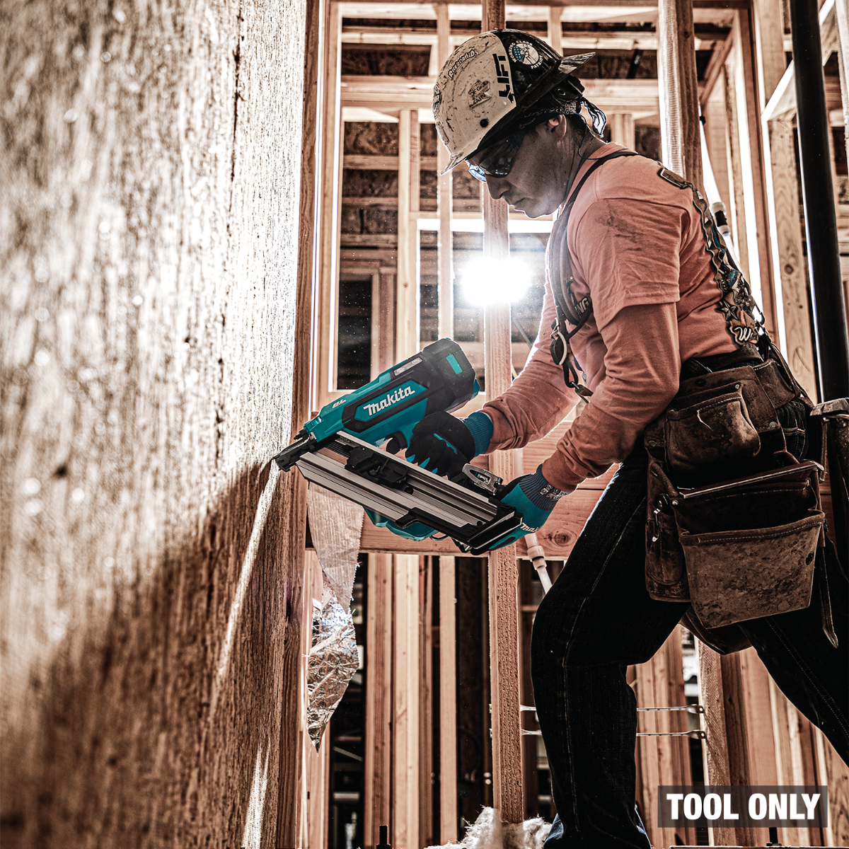 Makita GNB01Z 40V Max XGT Brushless 30-Degree Clipped Head Framing Nailer jobsite professional use