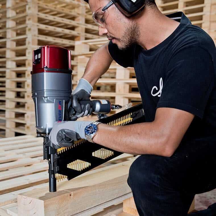 Everwin FSN160 Plastic Collated Strip Jumbo Nailer in use