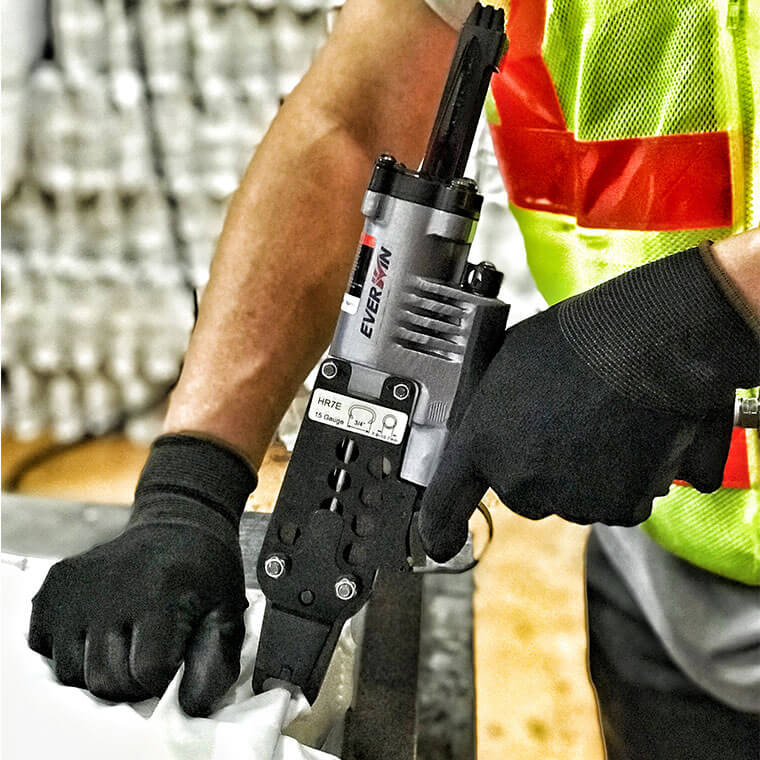 Everwin HR7 15 Gauge Pneumatic Hog Ringer Plier in use jobsite