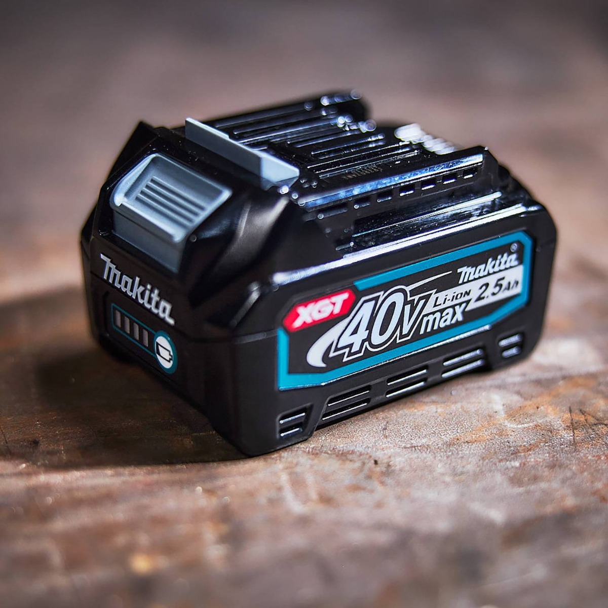 Makita BL4025 40V MAX XGT 2.5 Ah Li-Ion Battery beauty shot
