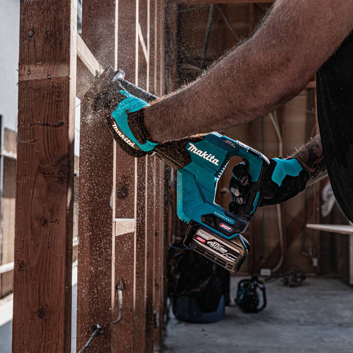 Makita BL4040F 40V MAX XGT 4.0 Ah High Power Li-Ion Battery in use 2