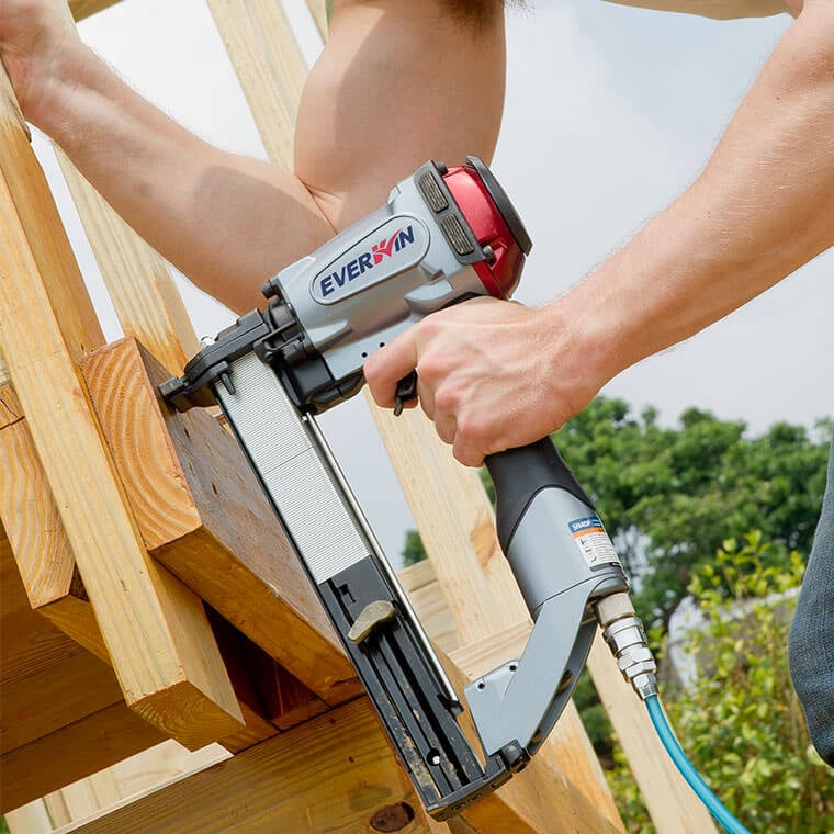 Everwin SN40GSW-14 14-Gauge Wide Crown Stapler in use