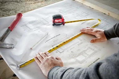 Milwaukee 8m/26ft Wide Blade Tape Measure 48-22-0326 in use