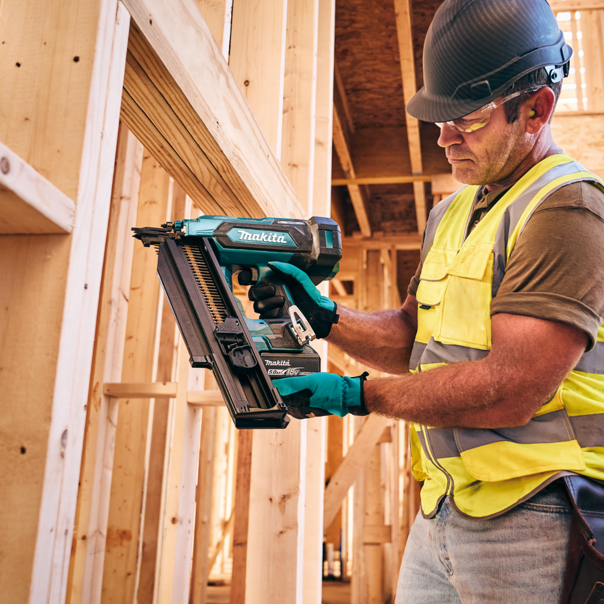 Makita XNB03M1 18V LXT Brushless 21-Degree Full Round Head Framing Nailer Kit in use 1