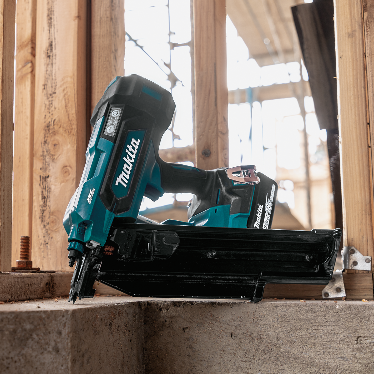 Makita XNB03M1 18V LXT Brushless 21-Degree Full Round Head Framing Nailer Kit beauty shot