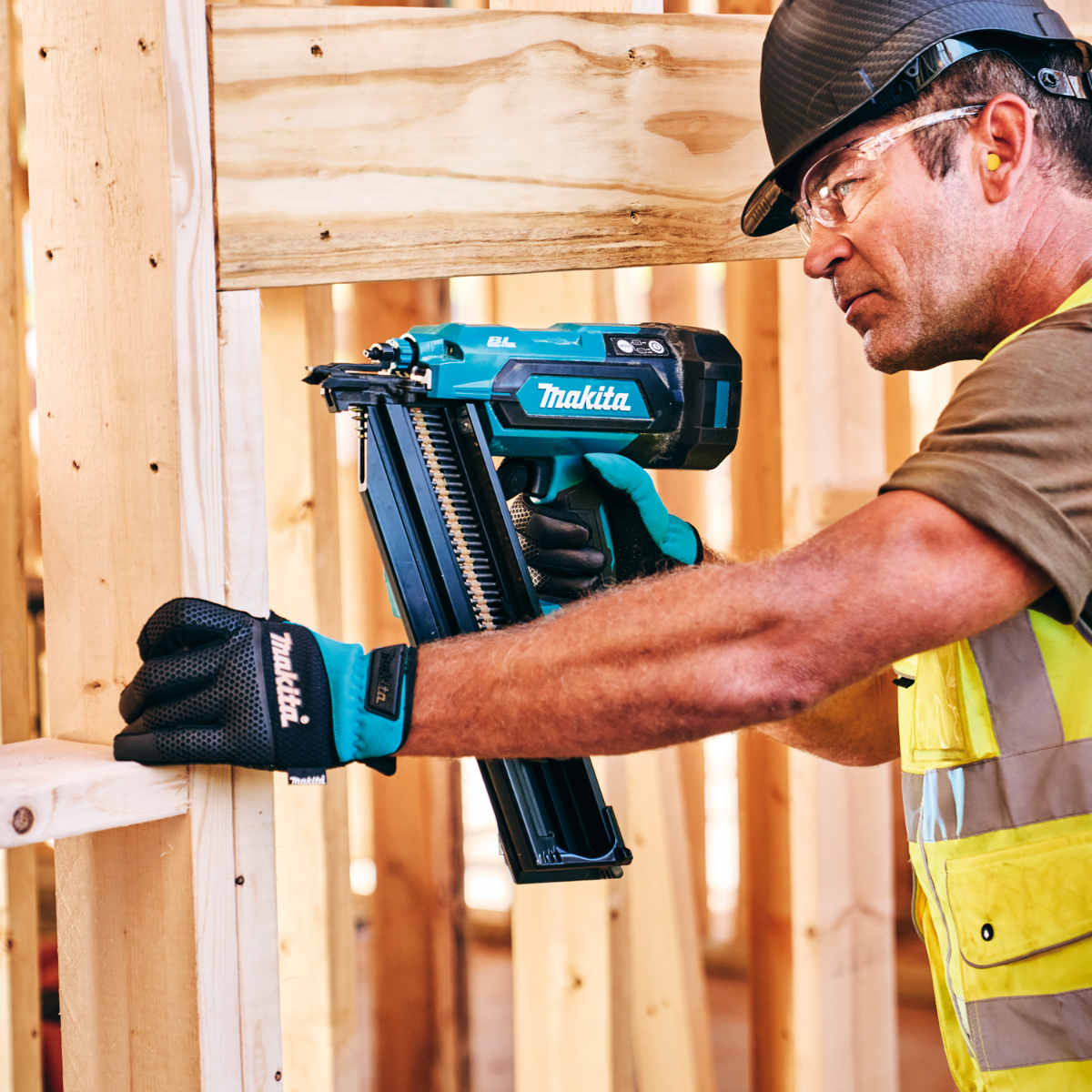Makita XNB03M1 18V LXT Brushless 21-Degree Full Round Head Framing Nailer Kit in use 2