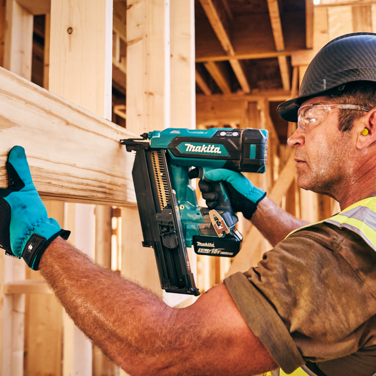 Makita XNB03M1 18V LXT Brushless 21-Degree Full Round Head Framing Nailer Kit in use 3