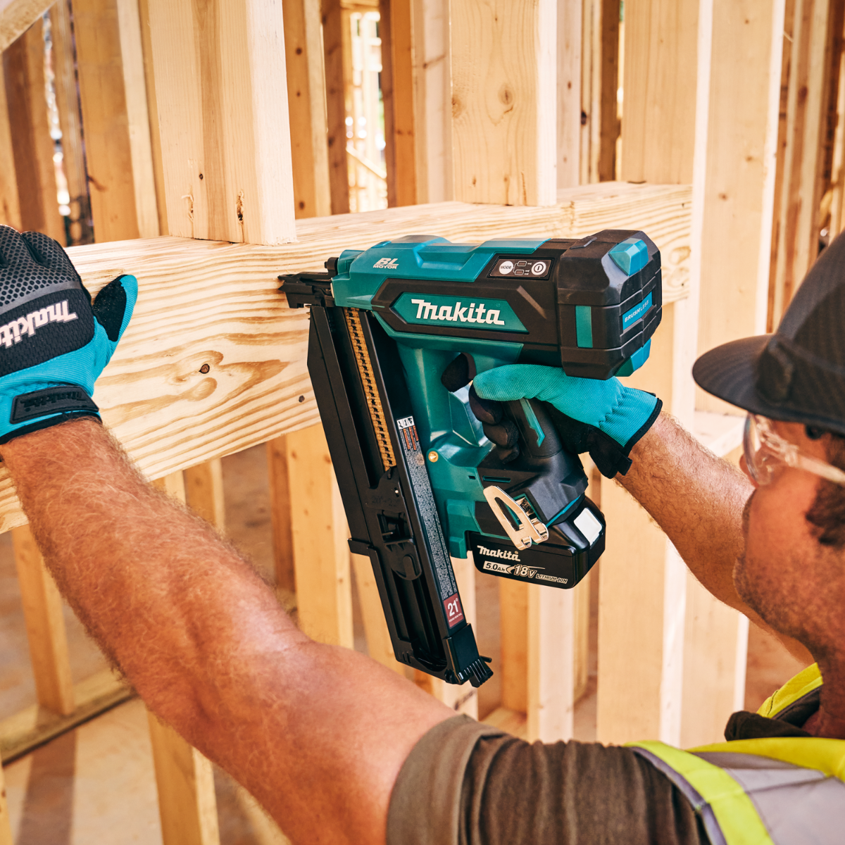 Makita XNB03M1 18V LXT Brushless 21-Degree Full Round Head Framing Nailer with battery