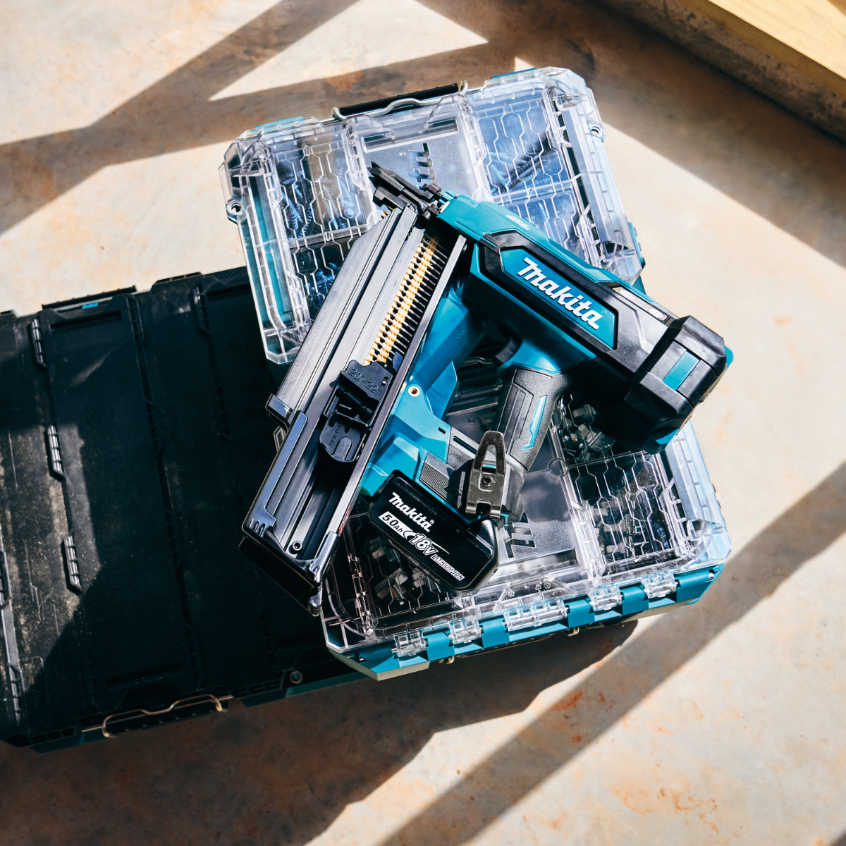 Makita XNB03M1 18V LXT Brushless 21-Degree Full Round Head Framing Nailer Kit battery charger case included