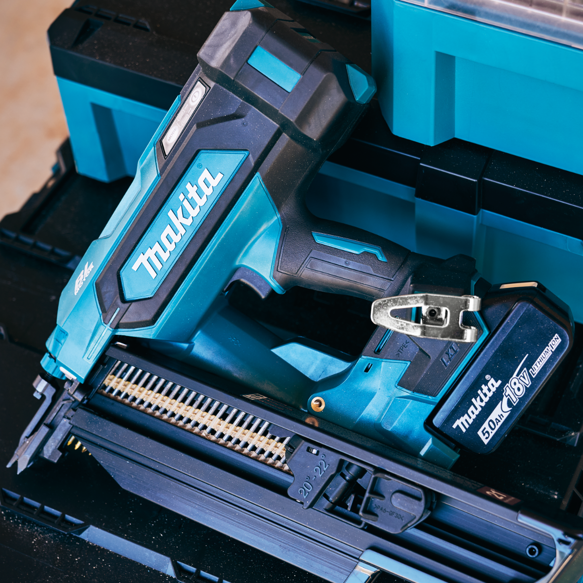 Makita XNB03M1 18V LXT Brushless 21-Degree Full Round Head Framing Nailer battery included