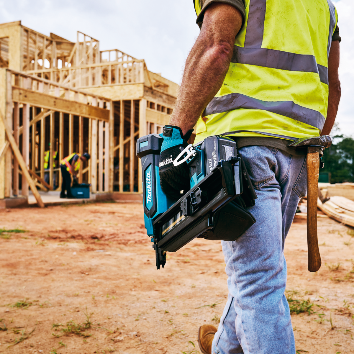 Makita XNB03M1 18V LXT Brushless 21-Degree Full Round Head Framing Nailer on site