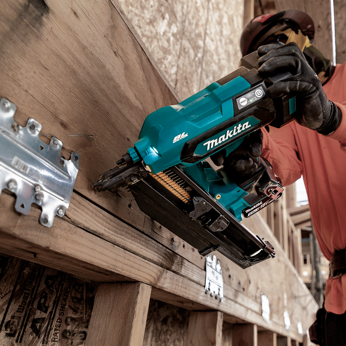 Makita XNB03M1 18V LXT Brushless 21-Degree Full Round Head Framing Nailer Kit in use 4