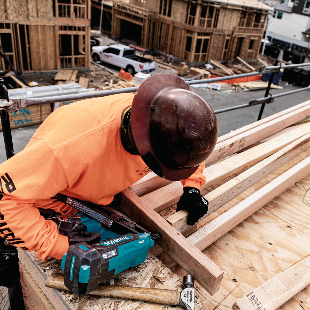 Makita XNB03M1 18V LXT Brushless 21-Degree Full Round Head Framing Nailer Kit in use 5