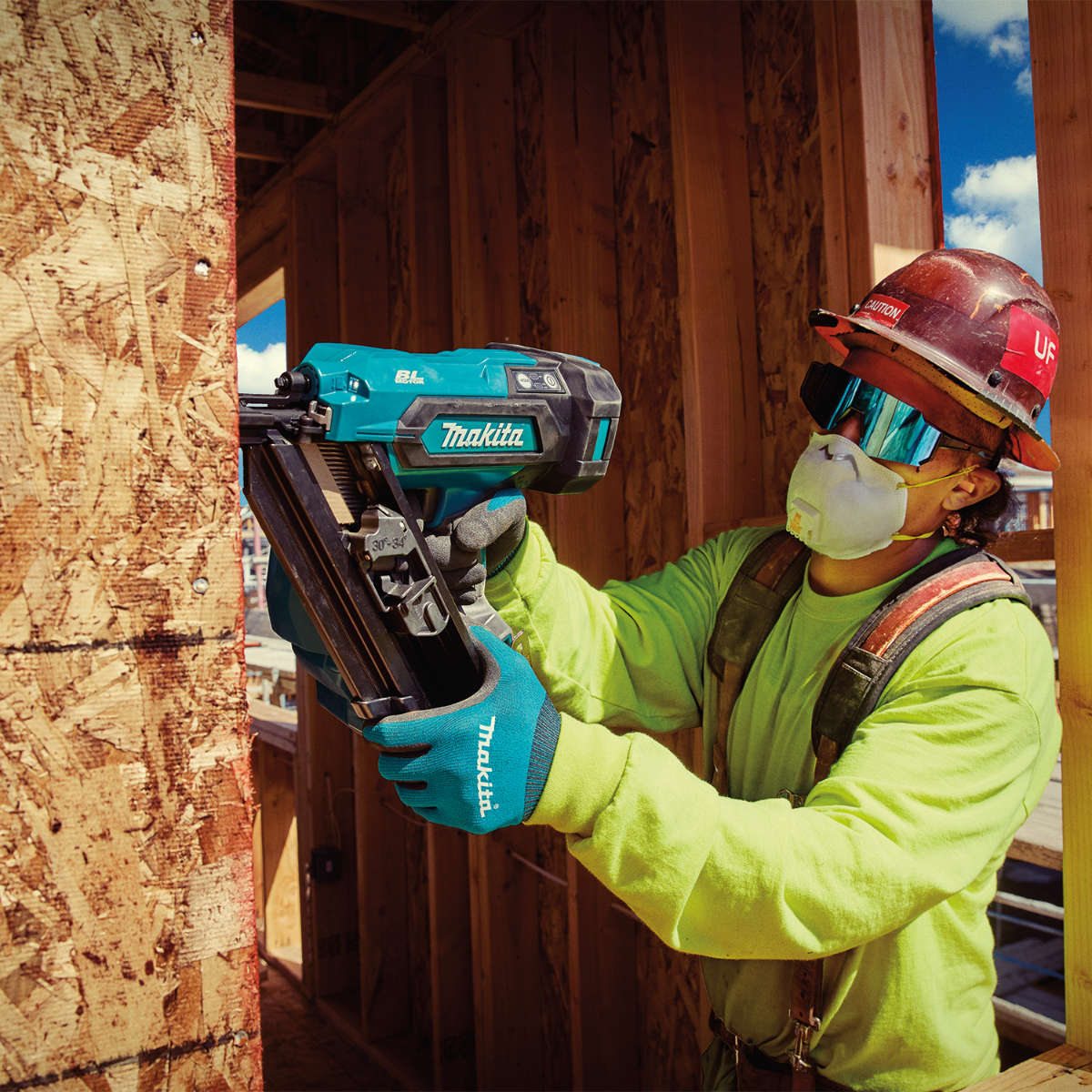 Makita XNB07M1 18V LXT Brushless 30-Degree Clipped Head Framing Nailer Kit in use 1