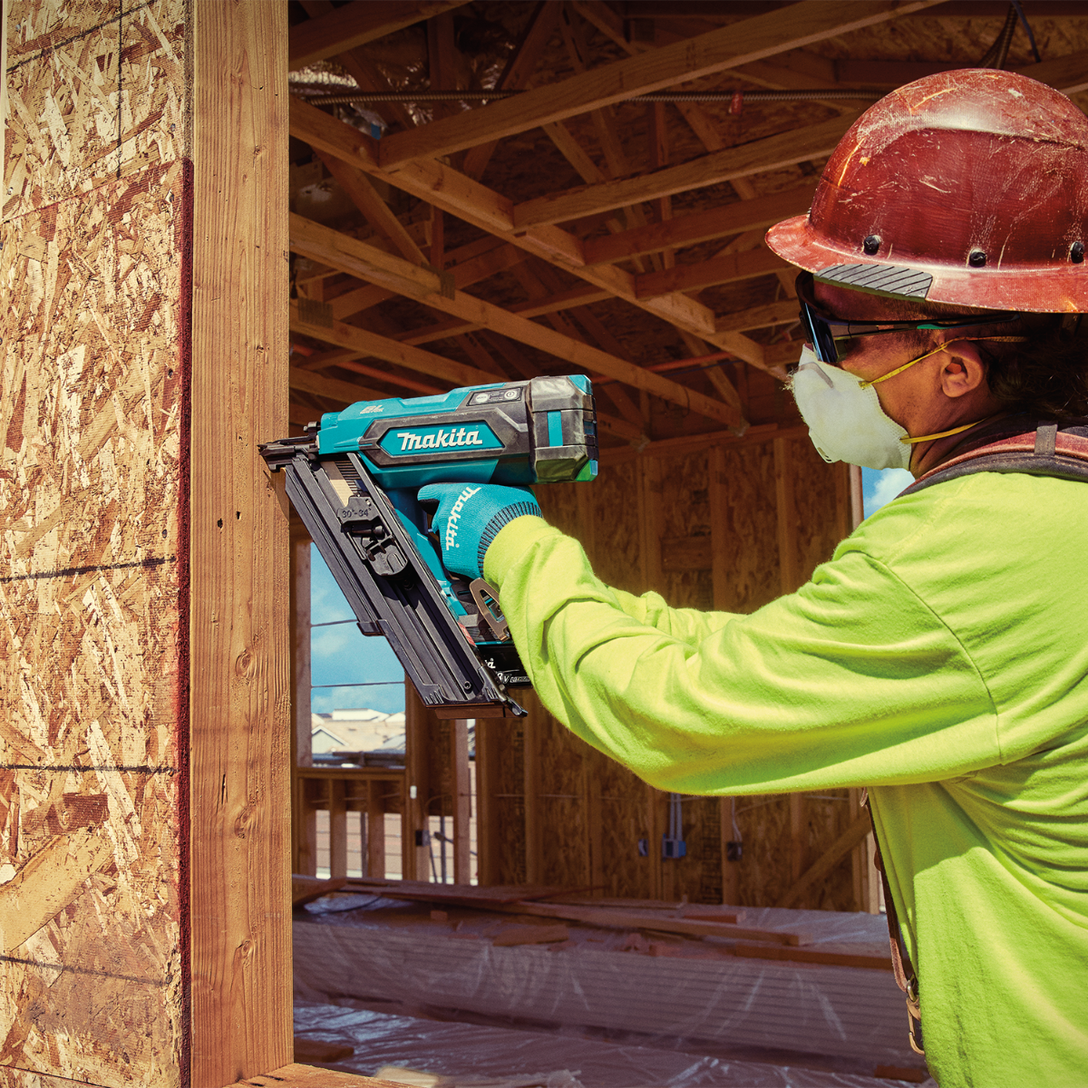 Makita XNB07M1 18V LXT Brushless 30-Degree Clipped Head Framing Nailer Kit in use 2