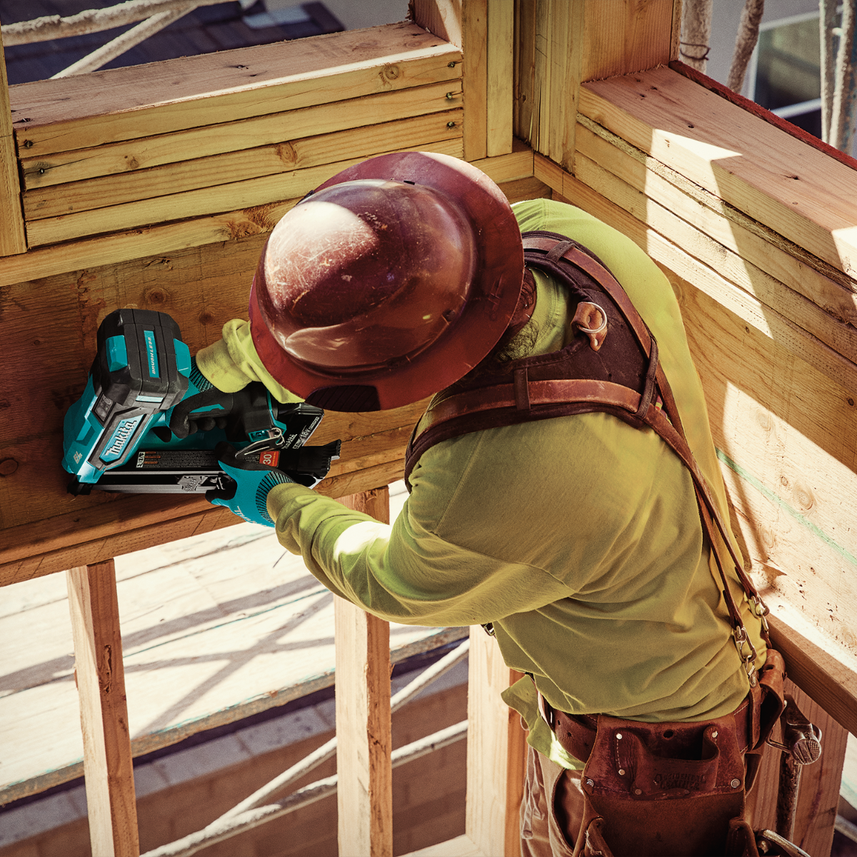 Makita XNB07M1 18V LXT Brushless 30-Degree Clipped Head Framing Nailer Kit in use 3