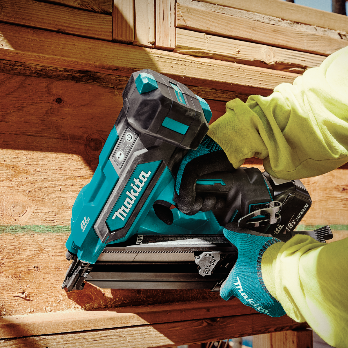 Makita XNB07M1 18V LXT Brushless 30-Degree Clipped Head Framing Nailer Kit jobsite